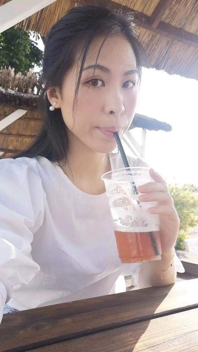 熟女气质 阳光美女 迷人微笑。年轻的成熟气息！
