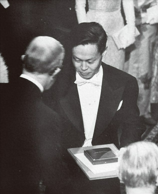 1971年，杨振宁和岳父杜聿明第一次见面的合影，他毕恭毕敬站一旁