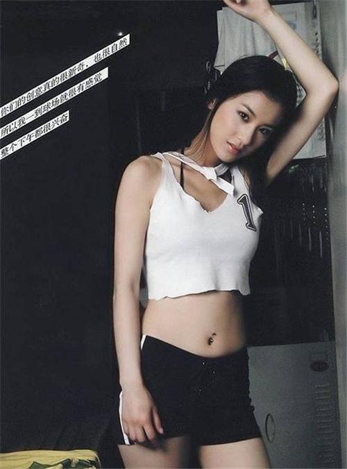 黄圣依带儿子踢足球，网友：全程盯着她的大长腿
