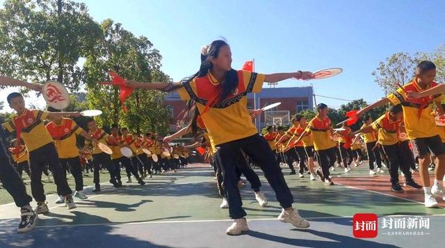 课间操上跳起羊皮鼓舞 一所乡镇小学的非遗传承实验