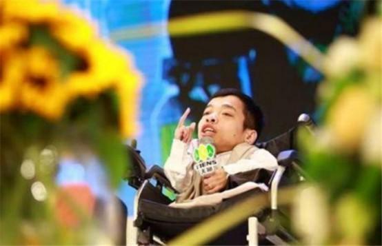 身高90厘米的李创利：白手起家攒3亿身家，娶1米7女秘书并生一子