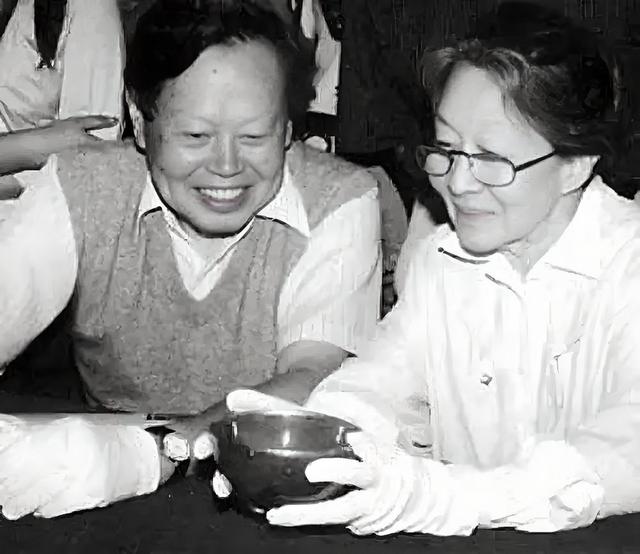 1971年，杨振宁和岳父杜聿明第一次见面的合影，他毕恭毕敬站一旁