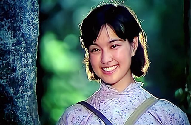 《小花》：一代人的青春记忆，青涩的陈冲刘晓庆唐国强，让人难忘