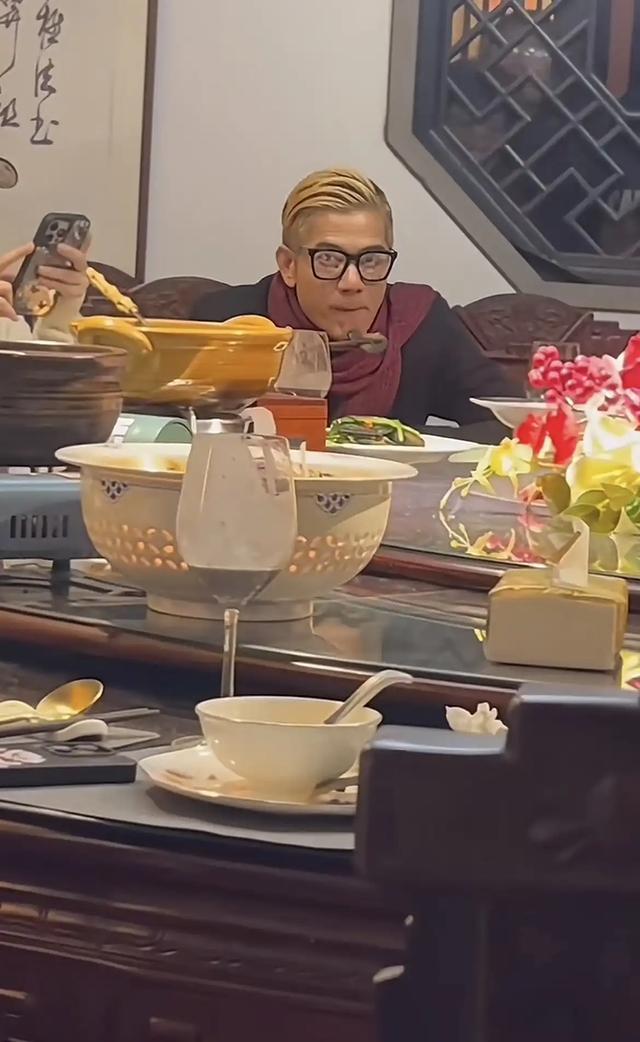郭富城在岳父家坐主宾位，第二天连夜返程，漂亮小姨子家产2千万