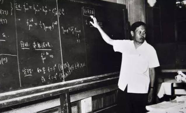 1971年，杨振宁和岳父杜聿明第一次见面的合影，他毕恭毕敬站一旁