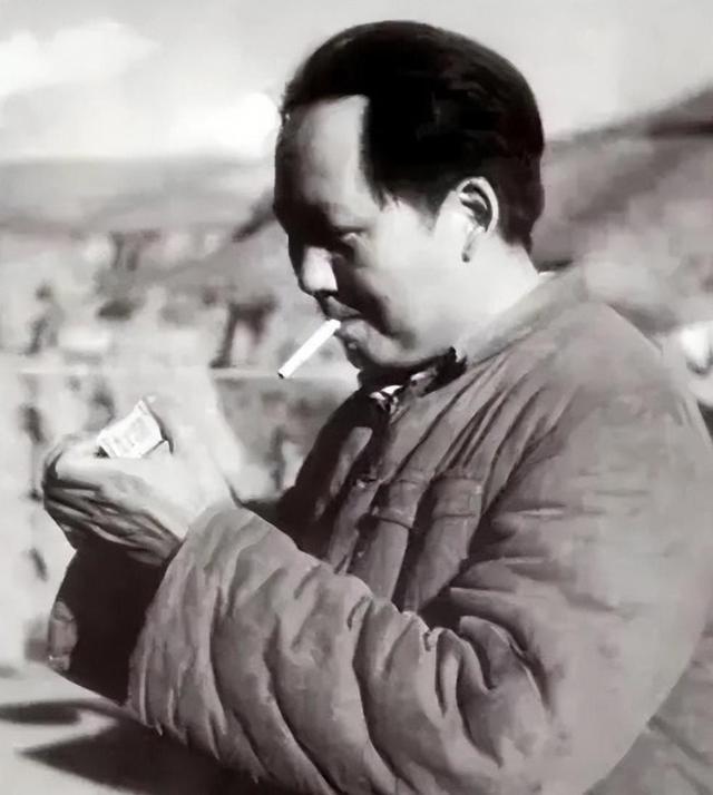 1938年，沈之岳给毛主席递了支烟，引起了主席警觉，随即将他调离