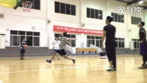 鹿晗帅气洗脱“娘”标签，获赞：确实不错，比吴亦凡强