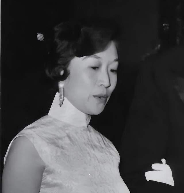 1971年，杨振宁和岳父杜聿明第一次见面的合影，他毕恭毕敬站一旁
