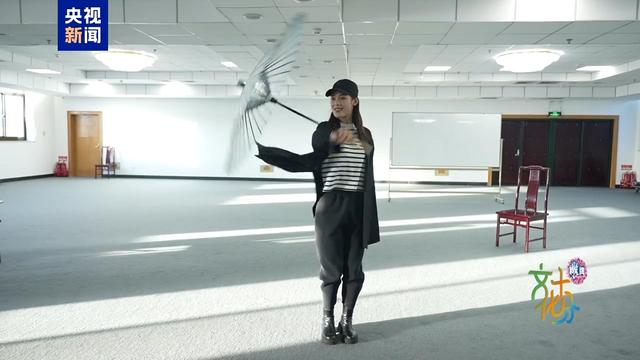 当戏曲韵味遇上喜剧包袱 独家揭秘《借伞》里的细节与彩蛋