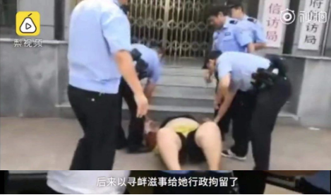 马蓉不雅直播遭举报：求求你先穿好衣服，要点脸吧