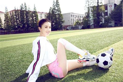 黄圣依带儿子踢足球，网友：全程盯着她的大长腿