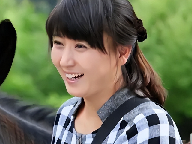 原来闫学晶的儿子就是他，也是演员，戏里戏外都是母子俩，没认出