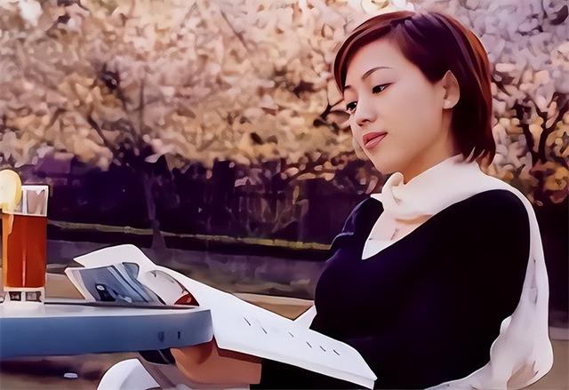 央视主持劳春燕：与丈夫分居16年，38岁高龄产子，今51岁知性端庄