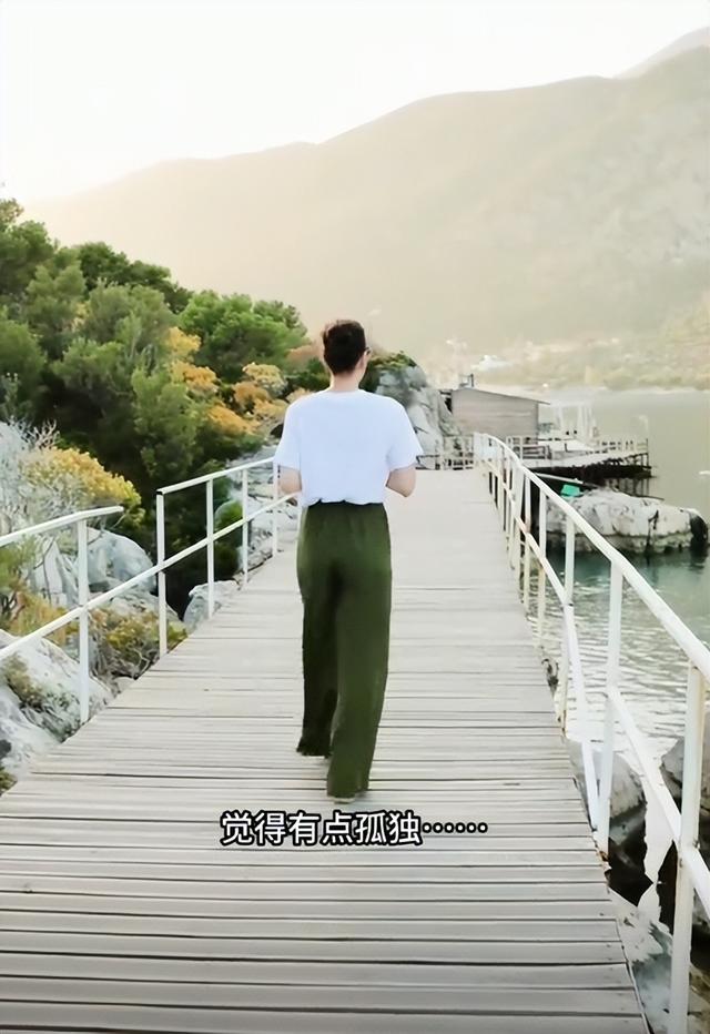 58岁天津妈妈赴美看女儿，三个月闪婚美国医生，孩子爸在国内苦等