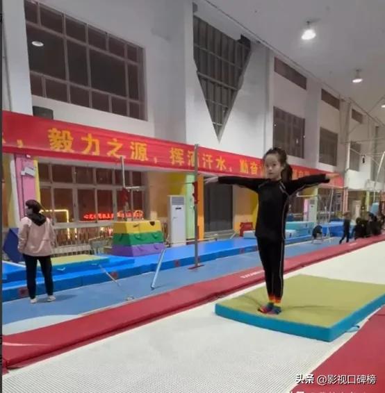 杨威儿子在香港上学，去深圳补习，初中规划大学引网友争议
