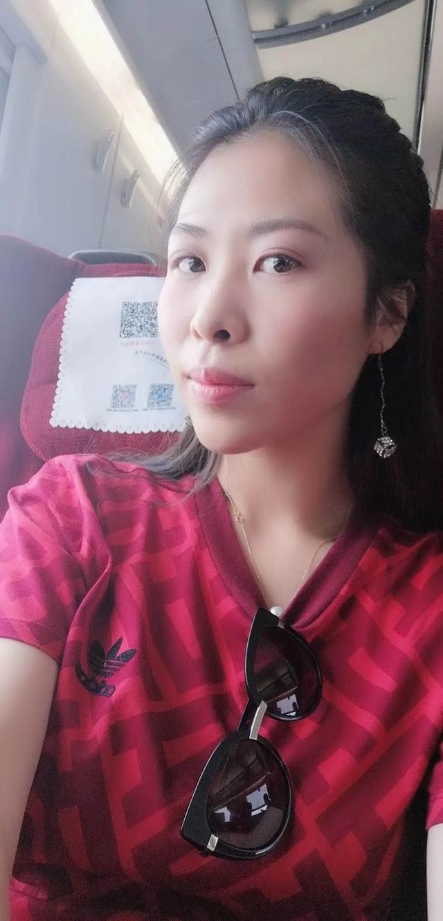 熟女气质 阳光美女 迷人微笑。年轻的成熟气息！