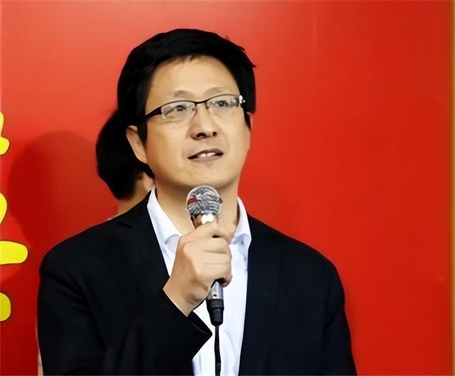 央视主持劳春燕：与丈夫分居16年，38岁高龄产子，今51岁知性端庄