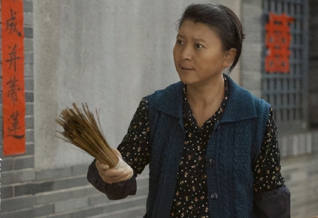 原来闫学晶的儿子就是他，也是演员，戏里戏外都是母子俩，没认出