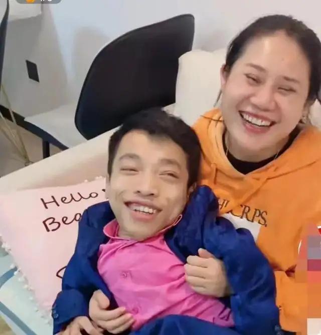 身高90厘米的李创利：白手起家攒3亿身家，娶1米7女秘书并生一子