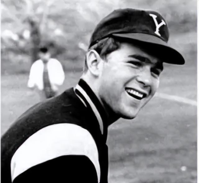 美国前总统小布什：差生当总统，肄业生当副总统，学霸当校长