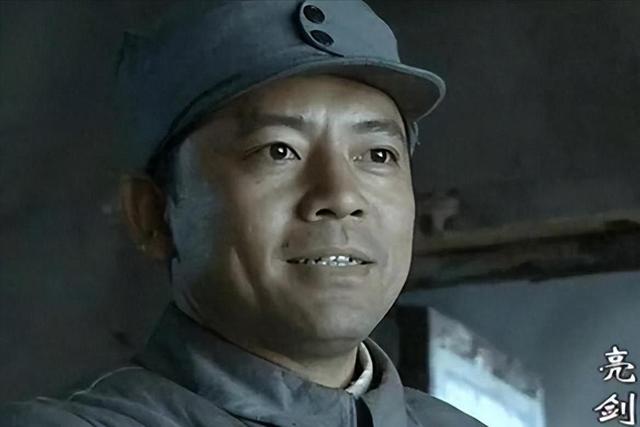 “藏”了那么多年，原来何政军的妻子是她，怪不得当初会拒绝巩俐