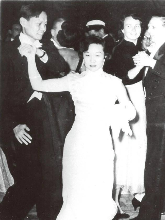 1971年，杨振宁和岳父杜聿明第一次见面的合影，他毕恭毕敬站一旁