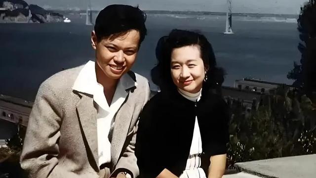 1971年，杨振宁和岳父杜聿明第一次见面的合影，他毕恭毕敬站一旁