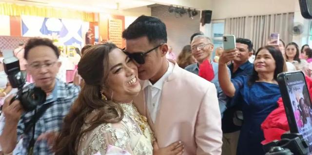 爱无界限！泰国男男情侣大婚，情人节甜蜜合法领证！