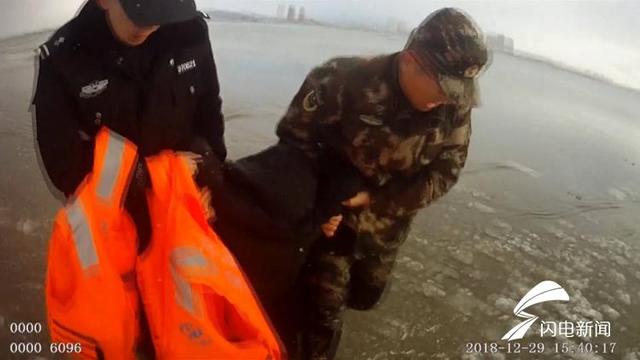 82秒丨零下七度！民警刺骨海水中营救轻生女子
