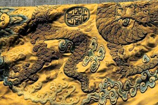 内蒙古赤峰出土，穿龙袍下葬的女尸，她是何身份？