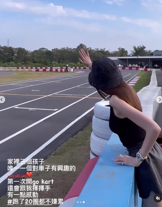 林志颖3个儿子开赛车，娇妻场外加油身材惹火，7岁双胞胎开车又萌又帅