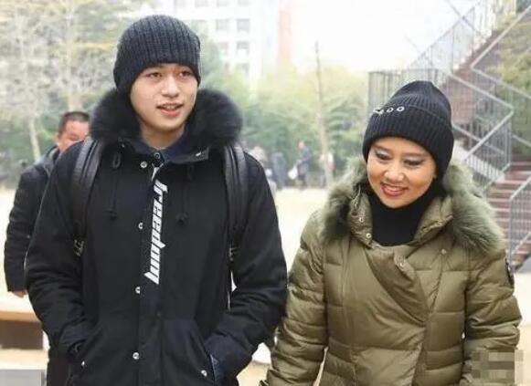著名演员徐锦江：20岁时父亲因病离世，寡母与妻子一样重要