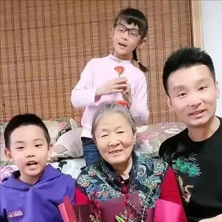 刘和刚：成名后把岳父母接到家里伺候，却让亲生父母去种郊区田？