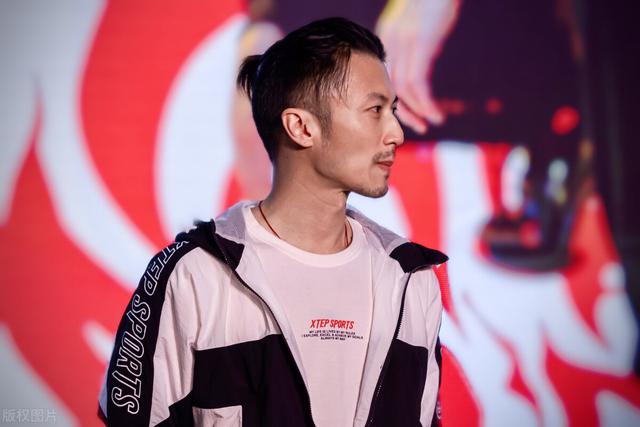 港星男神谢霆锋运动风参加活动，扎起小辫依旧帅气