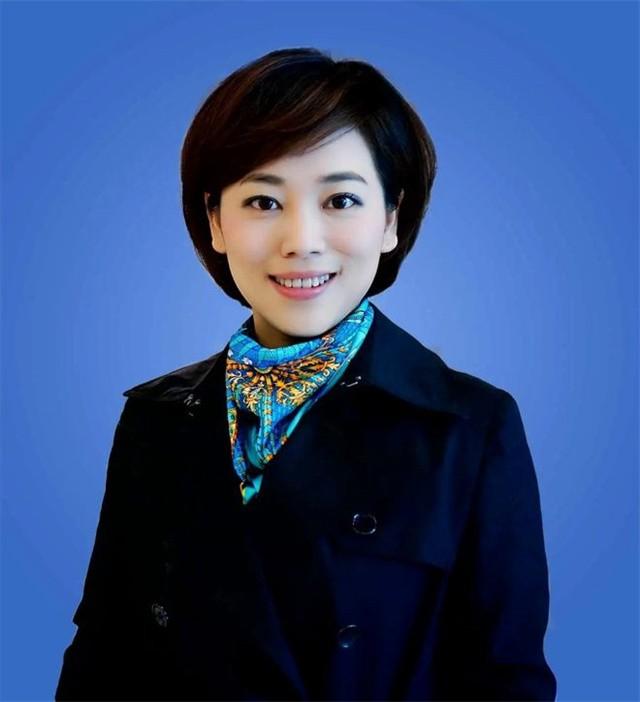 央视主持劳春燕：与丈夫分居16年，38岁高龄产子，今51岁知性端庄