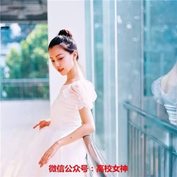 中国传媒大学校花王鹤润，貌美如仙女，为什么却剃光头？