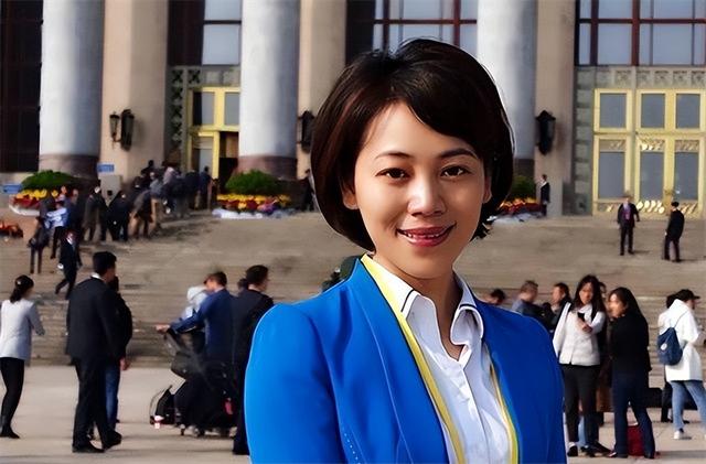 央视主持劳春燕：与丈夫分居16年，38岁高龄产子，今51岁知性端庄