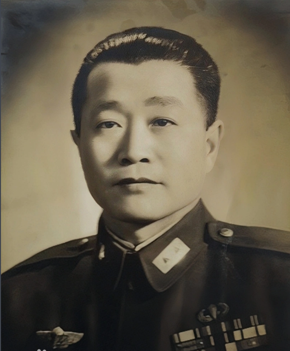 1971年，杨振宁和岳父杜聿明第一次见面的合影，他毕恭毕敬站一旁