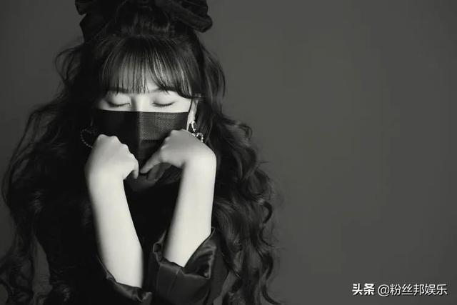 小团团公布首套个人写真，这种照片还戴着口罩，网友吐槽第一次见