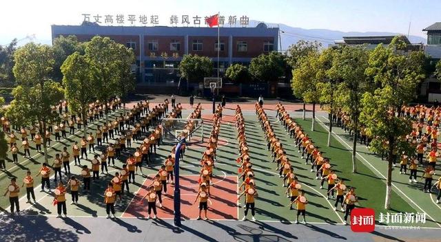 课间操上跳起羊皮鼓舞 一所乡镇小学的非遗传承实验