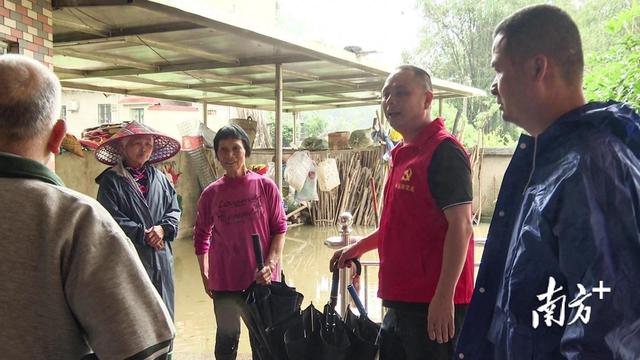佛冈龙山：“兵支书”冲锋在防汛“战场”