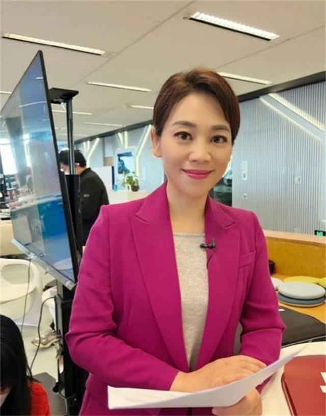 央视主持劳春燕：与丈夫分居16年，38岁高龄产子，今51岁知性端庄