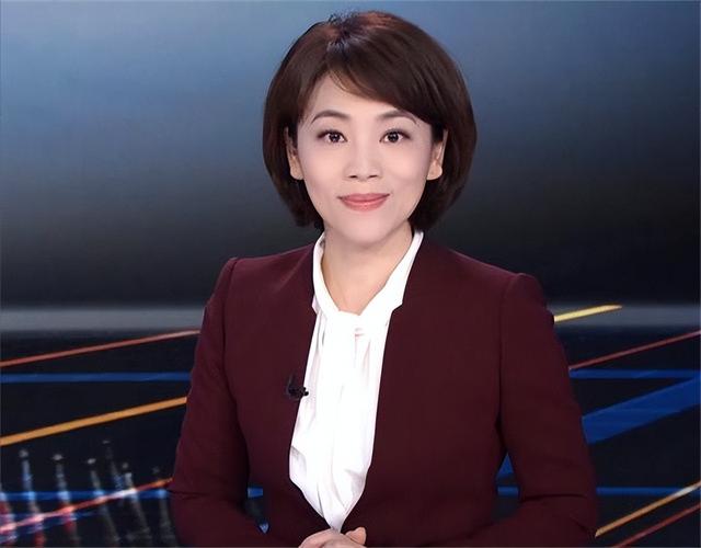 央视主持劳春燕：与丈夫分居16年，38岁高龄产子，今51岁知性端庄