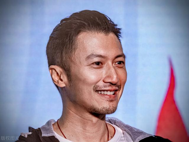 港星男神谢霆锋运动风参加活动，扎起小辫依旧帅气