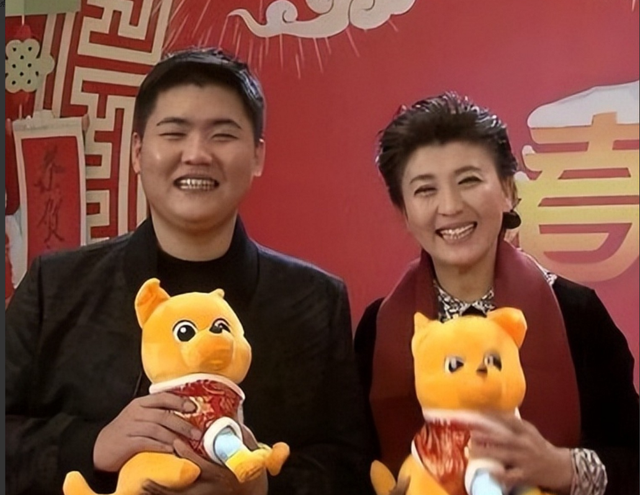 原来闫学晶的儿子就是他，也是演员，戏里戏外都是母子俩，没认出