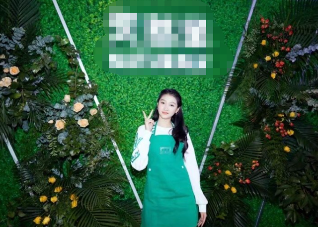 23岁关晓彤升级当老板！宣传全程黑脸惹争议，身旁主持尴尬暖场
