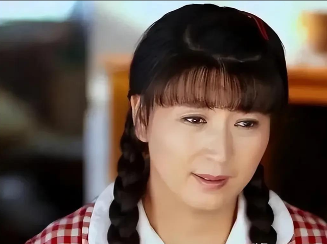 原来闫学晶的儿子就是他，也是演员，戏里戏外都是母子俩，没认出