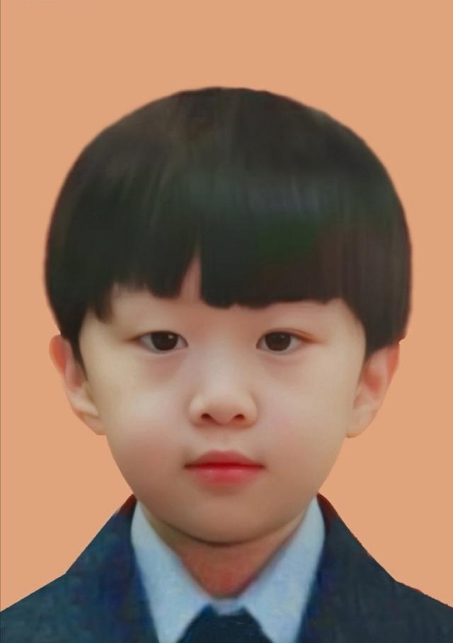 范丞丞童年照大曝光，胖嘟嘟像奶团子，剪西瓜头撞脸易烊千玺