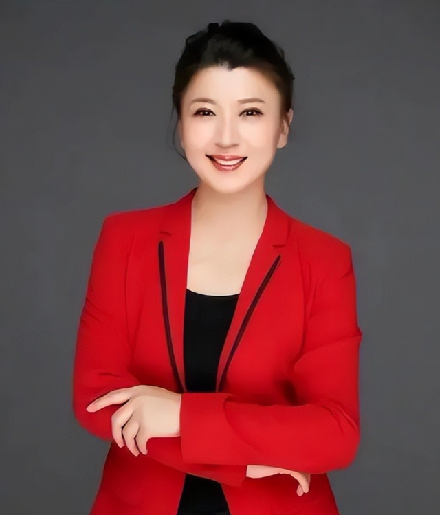 原来闫学晶的儿子就是他，也是演员，戏里戏外都是母子俩，没认出