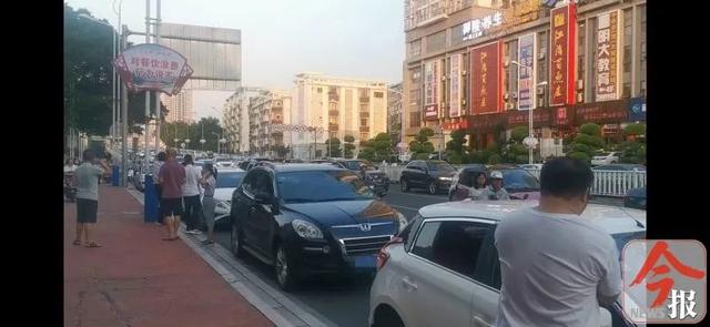 突发！广西柳州文昌大桥多车相撞，头辆车乘员吓惨：6个人全弹了起来